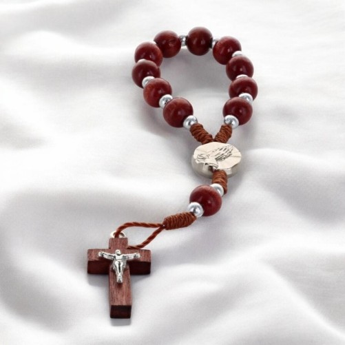 Dizainier sur corde grains rond de couleur marron, Ø 7 mm avec croix et Christ en métal.