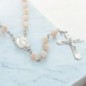 Chapelet grains bicolore blanc/ brillant, Ø 7 mm, chaîne couleur argentée, longueur au cœur 34 cm, croix avec Christ.