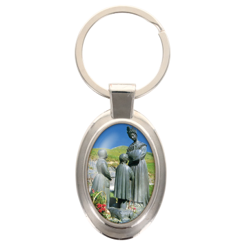 Porte-clés en métal de couleur argenté de forme ovale H. 4.3 cm. Livré en boite cadeaux. Existe avec différents Saints.