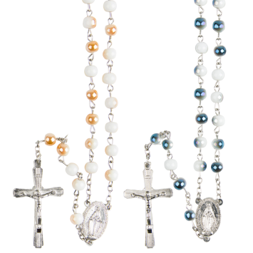 Chapelet grains bicolore blanc/ brillant, Ø 7 mm, chaîne couleur argentée, longueur au cœur 34 cm, croix avec Christ.
