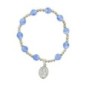 Bracelet dizainier sur élastique pour enfant avec grains œil de chat Ø 6 mm et médaille en métal de la Vierge Miraculeuse.