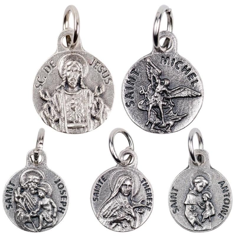 Médaille moulée en métal couleur argentée Ø 1.2 cm. Plusieurs Saints