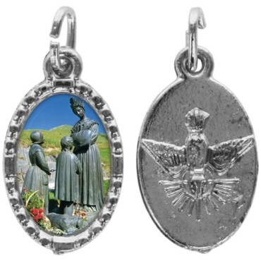 Médaille ovale métal argenté, rebord torsadé, résine. H : 1,5 cm. Différents Saints disponibles.