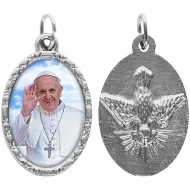 Médaille métal de couleur argentée ovale avec rebord effet dentelle H.2,5 cm avec résine. Disponible avec différents Saints.