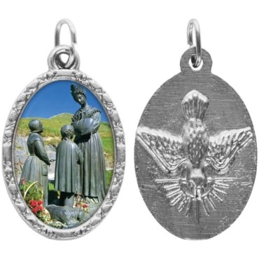 Médaille ovale métal argenté, rebord torsadé, résine. H : 2,5 cm. Différents Saints disponibles.
