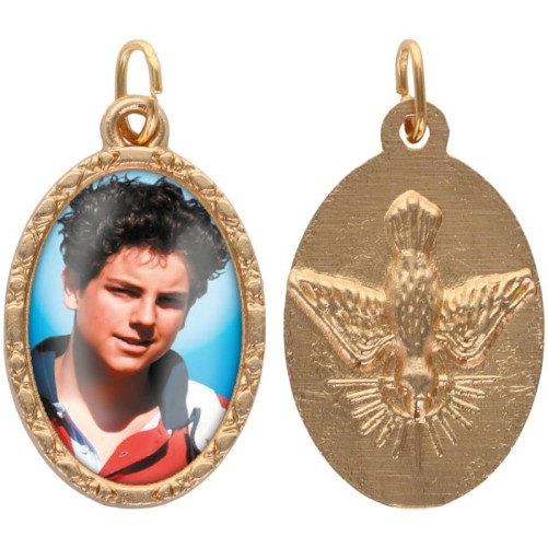 Médaille métal de couleur dorée ovale avec rebord effet dentelle H.2.5 cm avec résine. Disponible avec différents saints.