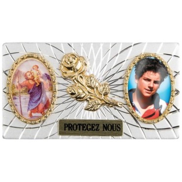 Plaque auto forme rectangle en alu striée H. 3 x 5,5 cm avec rose plus 2 résines, plusieurs saints.