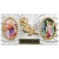 Plaque auto forme rectangle en alu striée H. 3 x 5,5 cm avec rose plus 2 résines, plusieurs saints.