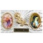 Plaque auto forme rectangle en alu striée H. 3 x 5,5 cm avec rose plus 2 résines, plusieurs saints.