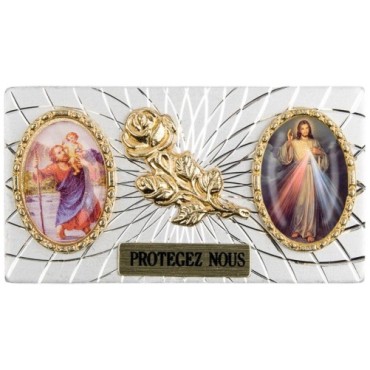 Plaque auto forme rectangle en alu striée H. 3 x 5,5 cm avec rose plus 2 résines, plusieurs saints.