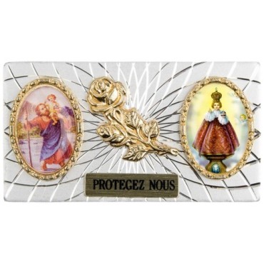 Plaque auto forme rectangle en alu striée H. 3 x 5,5 cm avec rose plus 2 résines, plusieurs saints.
