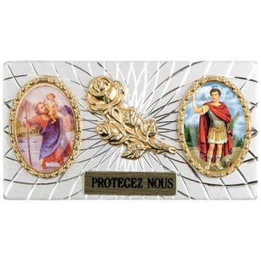 Plaque auto forme rectangle en alu striée H. 3 x 5,5 cm avec rose plus 2 résines, plusieurs saints.