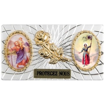 Plaque auto forme rectangle en alu striée H. 3 x 5,5 cm avec rose plus 2 résines, plusieurs saints.