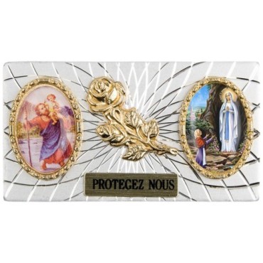 Plaque auto forme rectangle en alu striée H. 3 x 5,5 cm avec rose plus 2 résines, plusieurs saints.