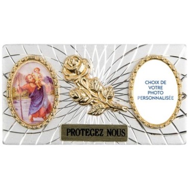 Plaque auto forme rectangle en alu striée H. 3 x 5,5 cm avec rose plus 2 résines, plusieurs saints.