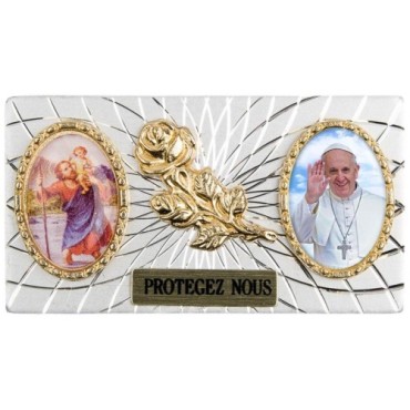 Plaque auto forme rectangle en alu striée H. 3 x 5,5 cm avec rose plus 2 résines, plusieurs saints.