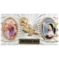 Plaque auto forme rectangle en alu striée H. 3 x 5,5 cm avec rose plus 2 résines, plusieurs saints.