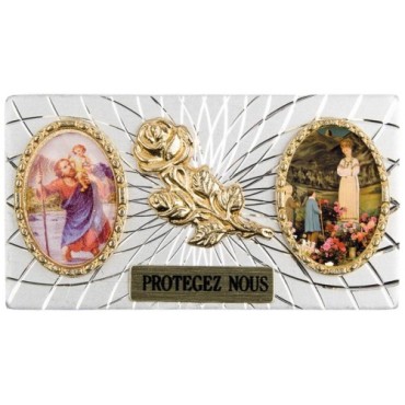 Plaque auto forme rectangle en alu striée H. 3 x 5,5 cm avec rose plus 2 résines, plusieurs saints.