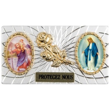 Plaque auto forme rectangle en alu striée H. 3 x 5,5 cm avec rose plus 2 résines, plusieurs saints.