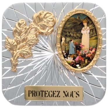 Plaque auto forme carrée en alu striée H.3.5 cm avec rose avec résines. Disponible avec différents Saints.