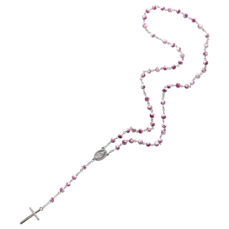 Chapelet grains tachetés 7 mm, chaîne argentée, croix avec Christ, longueur au cœur 34 cm. Plusieurs douleurs.