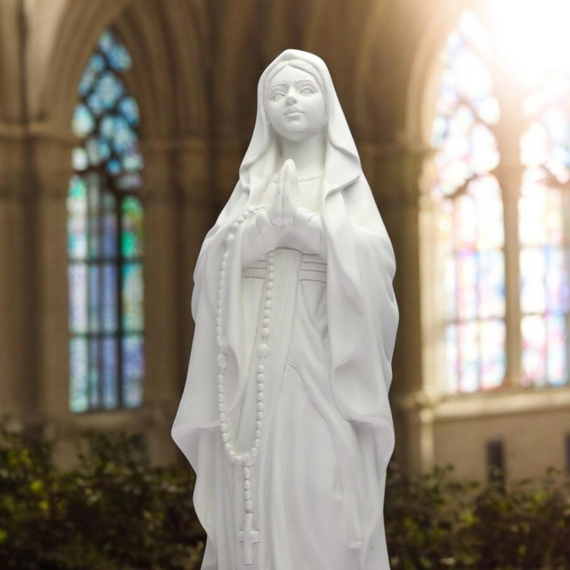 Statue fluorescente en résine de Notre Dame de Lourdes. Hauteur 9 cm.