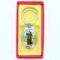 Porte-clés en métal de couleur argenté de forme ovale H. 4.3 cm. Livré en boite cadeaux. Existe avec différents Saints.