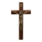 Croix de saint Benoît cylindrique en bois à suspendre, avec Christ bronze portant les Saintes Plaies. H : 17 cm.