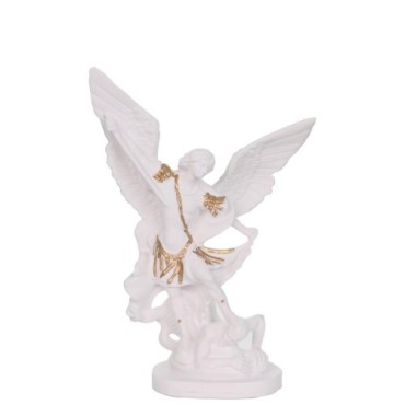 Statue en resine et poudre de marbre blanc avec des touches doree de St Michel. Livree en boite. Differentes tailles