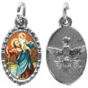 Médaille métal de couleur argentée ovale avec rebord effet dentelle H.1,5 cm avec résine. Disponible avec différents Saints.