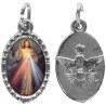 Médaille métal de couleur argentée ovale avec rebord effet dentelle H.1,5 cm avec résine. Disponible avec différents Saints.