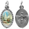 Médaille métal de couleur argentée ovale avec rebord effet dentelle H.1,5 cm avec résine. Disponible avec différents Saints.