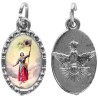 Médaille métal de couleur argentée ovale avec rebord effet dentelle H.1,5 cm avec résine. Disponible avec différents Saints.
