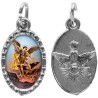 Médaille métal de couleur argentée ovale avec rebord effet dentelle H.1,5 cm avec résine. Disponible avec différents Saints.