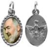 Médaille métal de couleur argentée ovale avec rebord effet dentelle H.1,5 cm avec résine. Disponible avec différents Saints.