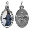 Médaille métal de couleur argentée ovale avec rebord effet dentelle H.1,5 cm avec résine. Disponible avec différents Saints.
