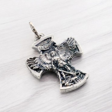 Croix en métal de Saint Michel. Hauteur 2,5 cm.
