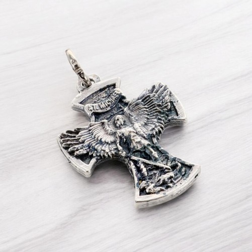 Croix en métal de Saint Michel. Hauteur 2,5 cm.