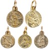 Médaille moulée en métal couleur dorée Ø 1.2 cm, Plusieurs Saints.