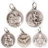 Medaille moulee ou frappee en metal couleur argentee Ø 1.8 cm. Plusieurs saints.