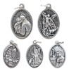 Médaille en métal couleur argentée forme ovale H. 2,2 cm. Plusieurs saints.