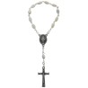 Dizainier sur chaine avec grains ovales en nacre H. 7mm, croix en métal avec Christ. Existe en différentes couleurs.