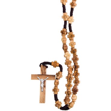 Chapelet sur corde grains en bois d'olivier, guillochés Ø 8 mm, longueur au cœur 22 cm, croix avec Christ métal..