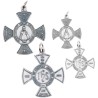 Croix de sauvegarde en métal couleur argentée de l´enfant Jésus de Prague. Plusieurs tailles..