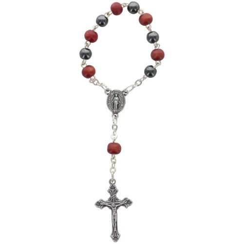 Dizainier sur chaîne en bois et hématite grains Ø 6 mm. Croix métal avec Christ.