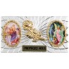 Plaque auto forme rectangle en alu striée H. 3 x 5,5 cm avec rose plus 2 résines, plusieurs saints.