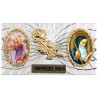Plaque auto forme rectangle en alu striée H. 3 x 5,5 cm avec rose plus 2 résines, plusieurs saints.