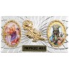 Plaque auto forme rectangle en alu striée H. 3 x 5,5 cm avec rose plus 2 résines, plusieurs saints.