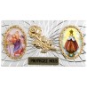 Plaque auto forme rectangle en alu striée H. 3 x 5,5 cm avec rose plus 2 résines, plusieurs saints.