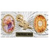 Plaque auto forme rectangle en alu striée H. 3 x 5,5 cm avec rose plus 2 résines, plusieurs saints.